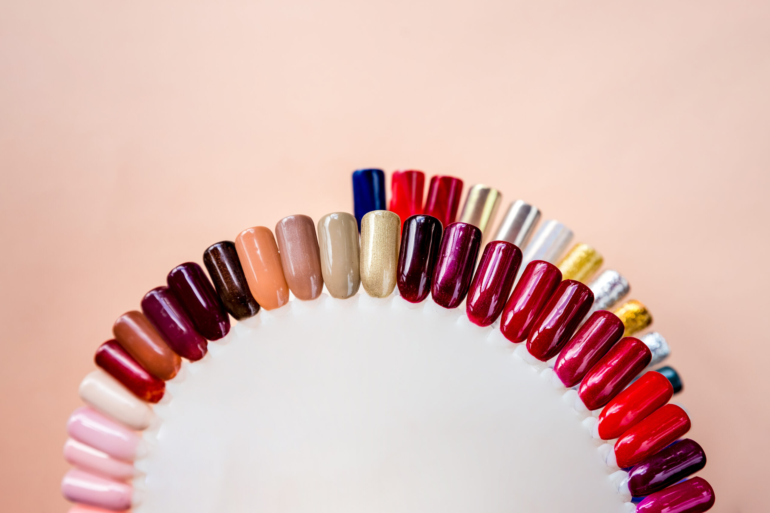 Nail polish samples in different bright colors. Colorful nail lacquer manicure swatches. nail art wheel palette.Top view colorful shiny glitter nails polish palette set for manicure Gel Nägel