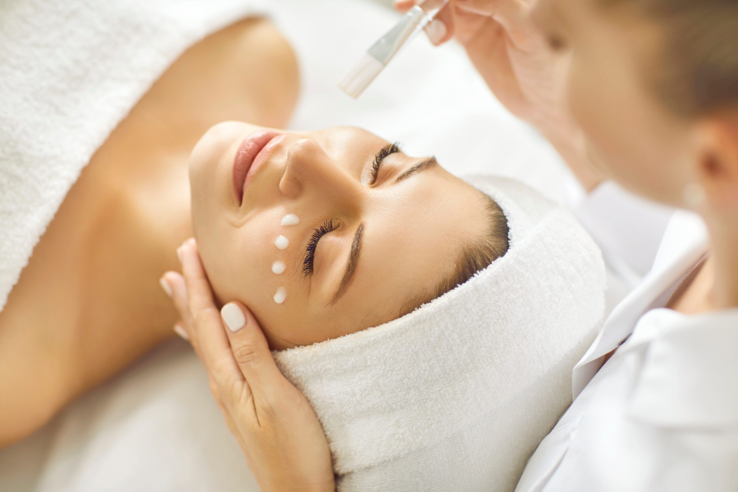 Professional,Beautician,Doing,Facial,Treatment,,Applying,Cleansing,,Moisturizing,,Nourishing,And Gesichtsbehandlung